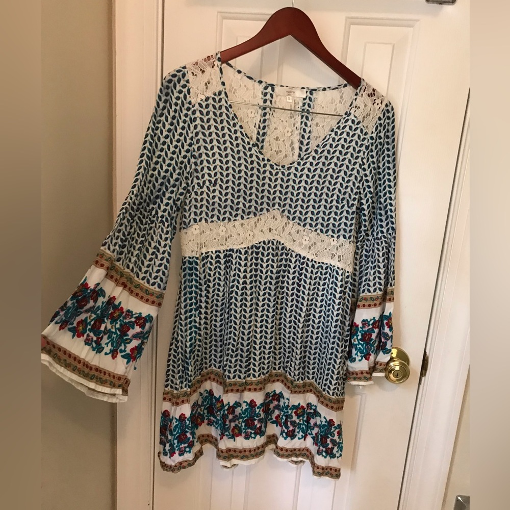 Entro Women's Boho Size Small. Bell sleeves EUC Fun & flirty lace Parisian ease